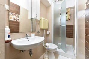 Bathroom - Spacious Apartment With Garden (Porec)