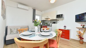 Apartment, 1 Bedroom, Smoking, Patio | Ruang makan