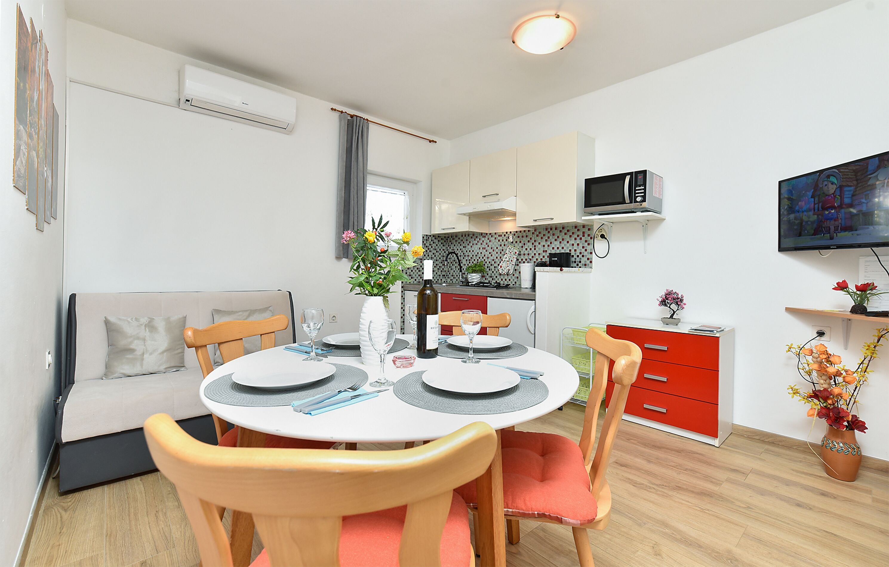 Apartment, 1 Bedroom, Smoking, Patio | Dining room