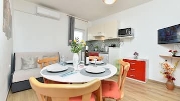 Apartment, 1 Bedroom, Smoking, Patio | Dining room