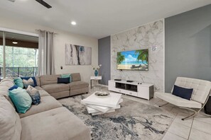 Televisión, videojuegos, futbolito y oficina 