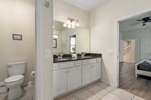 Douche, séchoir à cheveux, serviettes fournies