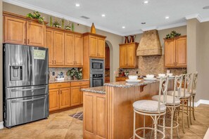 Kylskåp, mikrovågsugn, ugn och spishäll