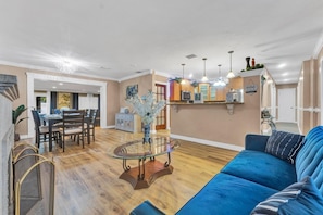 Smart TV, fireplace - Forget your worries in this spacious and serene space. (Miami)