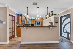 Interior - Forget your worries in this spacious and serene space. (Miami)