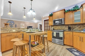 Fridge, microwave, oven, stovetop - Forget your worries in this spacious and serene space. (Miami)