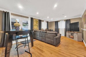 Smart TV, fireplace - Forget your worries in this spacious and serene space. (Miami)