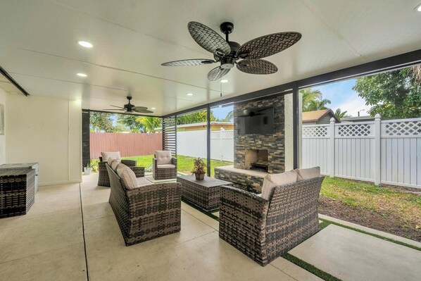 Terrace/patio - Forget your worries in this spacious and serene space. (Miami)