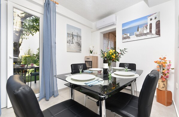 Appartement, 2 chambres, fumeur, patio | Salle Ă manger