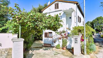 Apartment, 2 Bedrooms, Smoking, Patio | Garden