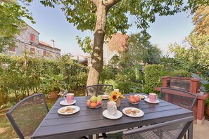 Appartement, 2 chambres, fumeur, patio | Restauration en plein air