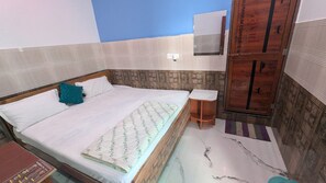 Chambre supérieure double, 1 très grand lit, vue sur la ville | Accès au Wi-Fi (inclus), literie fournie