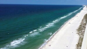 Uma praia com águas azul-claras e uma faixa de areia.