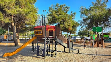 Área de juegos infantiles al aire libre