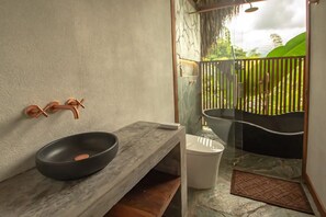 Hiustenkuivaaja, pyyhkeet, saippua, vessapaperi