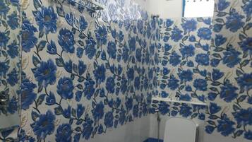Deluxe Double Room | Bathroom | Shower, towels, soap, shampoo