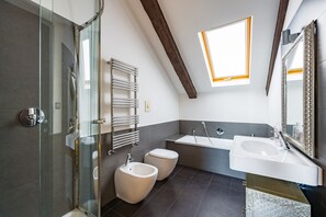 Douche, séchoir à cheveux, bidet, serviettes fournies