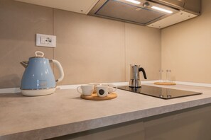 Réfrigérateur, four, lave-vaisselle, cafetiÚre/bouilloire