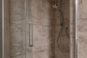 Bruser, hårtørrer, bidet, håndklæder