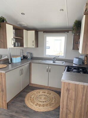 Jääkaappi, mikroaaltouuni, uuni, liesi