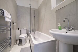 Hair dryer, towels, soap, toilet paper - Paddington Modern Flat  (London)
