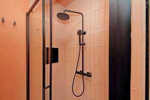 Shower, rainfall showerhead, free toiletries, hair dryer - Luxury apartment near Fori Imperiali (Rome)