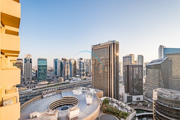 Un paisaje urbano con modernos rascacielos, incluyendo un destacado hotel EMAAR.