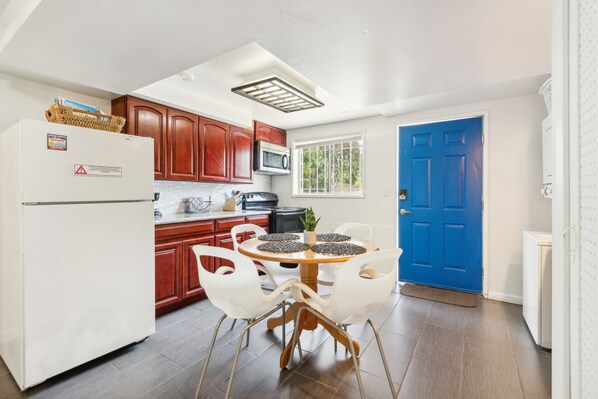 House, 2 Bedrooms | Private kitchen | Fridge, oven, coffee/tea maker, toaster
