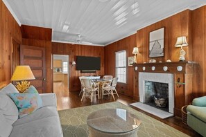 House, 5 Bedrooms | Living area