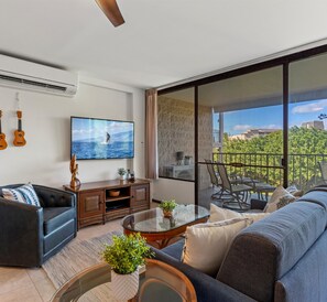 Condo, 2 phòng ngủ | Khu phòng khách | Smart TV 