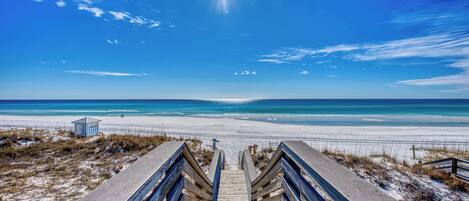 In Strandnähe, Liegestühle, Strandtücher