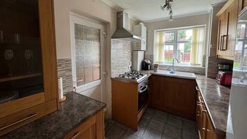 Departamento | Cocina privada | Refrigerador, microondas, horno y parrilla de estufa