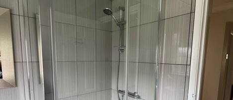 Appartement | Salle de bain | Douche, serviettes fournies, papier de toilette