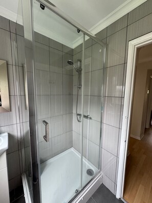 Apartment | Bathroom | Shower, towels, toilet paper