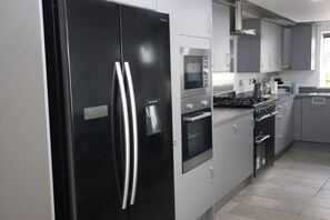 Private kitchen - Tranent Bridge House - 6 Bedroom Retreat (Tranent)