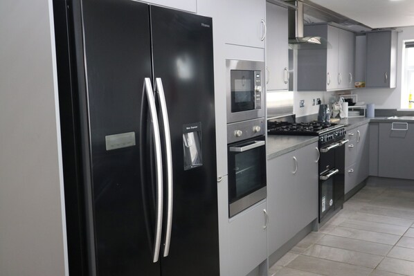 Rumah | Dapur pribadi | Lemari es, microwave, oven, dan kompor