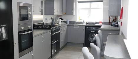 Casa | Cocina privada | Refrigerador, microondas, horno y parrilla de estufa