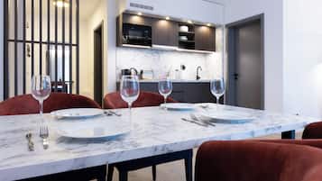 Appartement, 1 slaapkamer, keuken | Dineren op de kamer