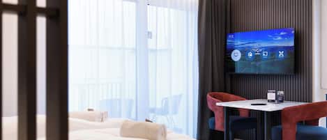 Studio, balkon, uitzicht op binnenplaats | Woonruimte | Een flatscreentelevisie