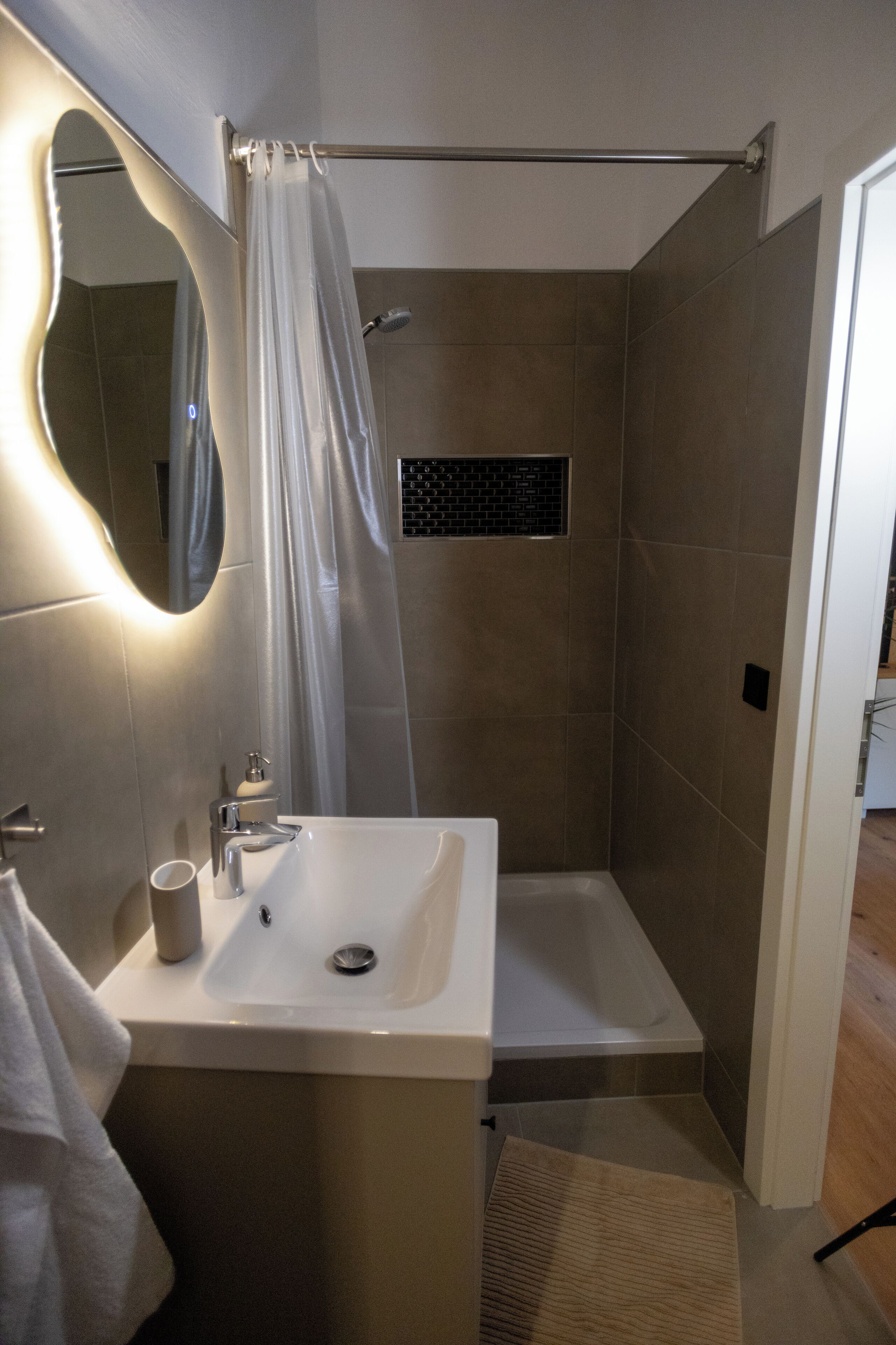 Dusche, Haartrockner, Handtücher, Toilettenpapier