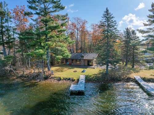 Marina Hideaway: Lakeside Bliss on Round Lake