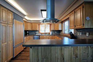 Een koelkast, een microgolfoven, een kookplaat, een vaatwasser