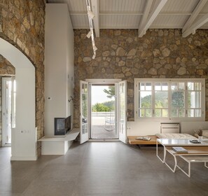 المنشأة من الداخل