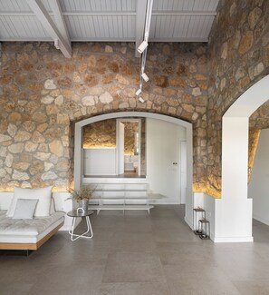 المنشأة من الداخل