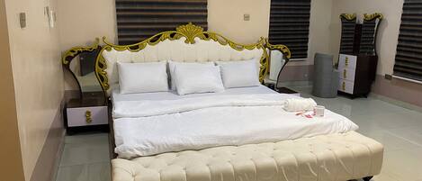 4 chambres, fer et planche à repasser, literie fournie