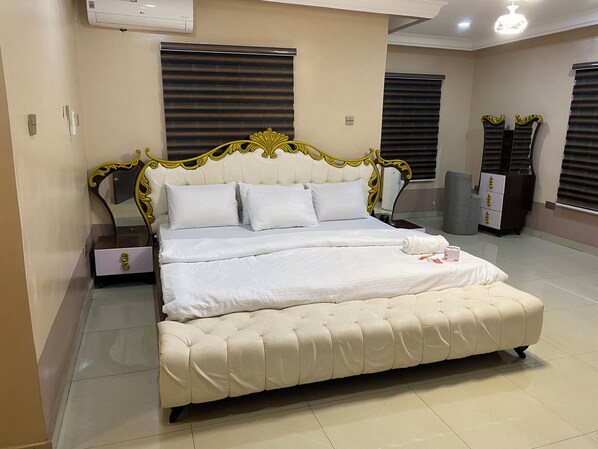 4 bedrooms, iron/ironing board, bed sheets