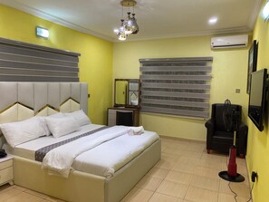 4 habitaciones, tabla de planchar con plancha y ropa de cama