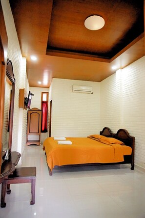 Deluxe Double Room | Blackout drapes, soundproofing, free WiFi - Ary's Hotel Yogyakarta (Yogyakarta)