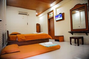 Deluxe Triple Room | Blackout curtains, soundproofing, free WiFi - Ary's Hotel Yogyakarta (Yogyakarta)