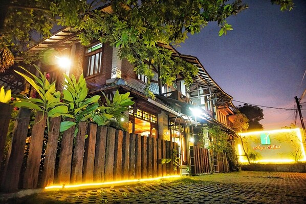 Front of property - Ary's Hotel Yogyakarta (Yogyakarta)